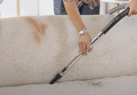 cómo limpiar sofá con aspiradora